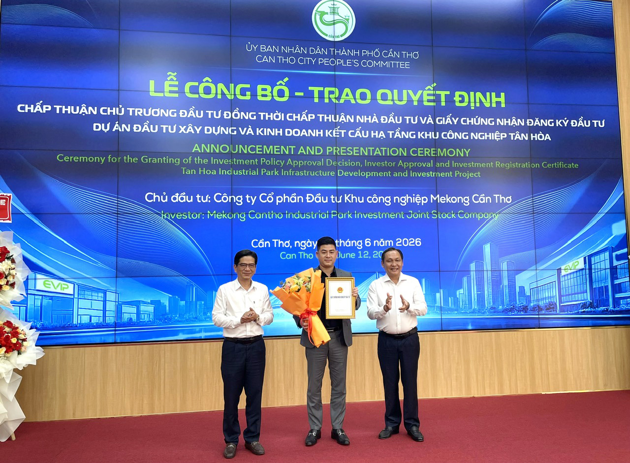 Phó chủ tịch thường trực UBND TP. Cần Thơ Lê Công Lý (bìa phải) và ông Trần Ngọc Hùng- Quyền Trưởng ban Ban Quản lý các khu chế xuất công nghiệp Cần Thơ trao Quyết định chấp thuận chủ trương đầu và Giấy chứng nhận đăng ký đầu tư KCN Tân Hòa Phó chủ tịch thường trực UBND TP. Cần Thơ Lê Công Lý (bìa phải) và ông Trần Ngọc Hùng- Quyền Trưởng ban Ban Quản lý các khu chế xuất công nghiệp Cần Thơ trao Quyết định chấp thuận chủ trương đầu và Giấy chứng nhận đăng ký đầu tư KCN Tân Hòa