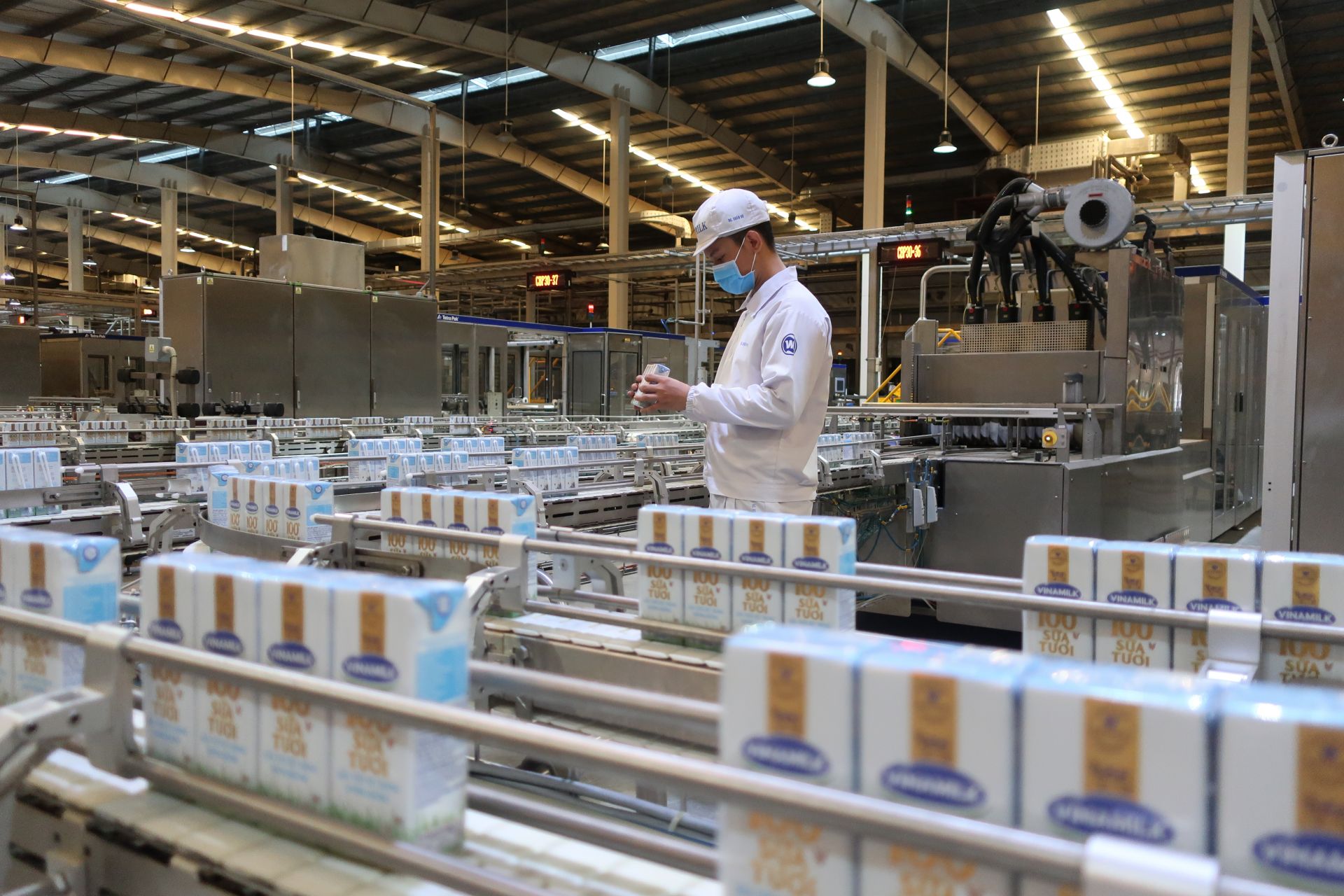 Vinamilk li&ecirc;n tục dẫn đầu ng&agrave;nh sữa nước