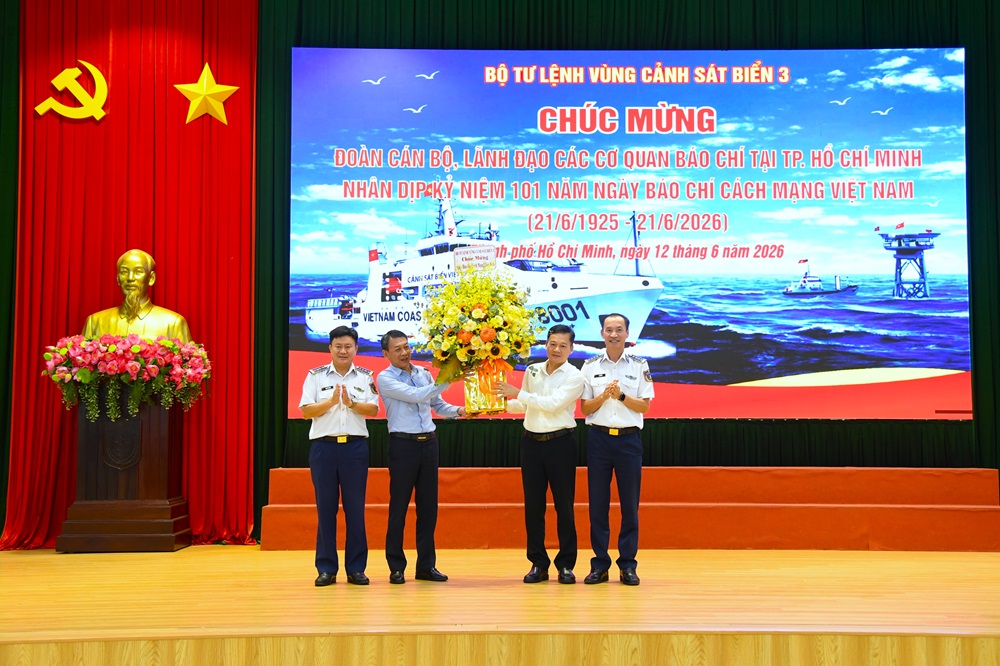 V&ugrave;ng Cảnh s&aacute;t biển 3 đ&atilde; tặng hoa v&agrave; qu&agrave; lưu niệm ch&uacute;c mừng đo&agrave;n c&ocirc;ng t&aacute;c