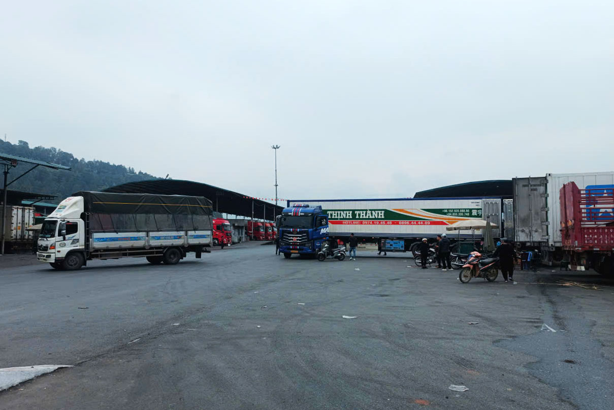 Các xe hàng tập kết tại Cửa khẩu Kim Thành Các xe hàng tập kết tại Cửa khẩu Kim Thành