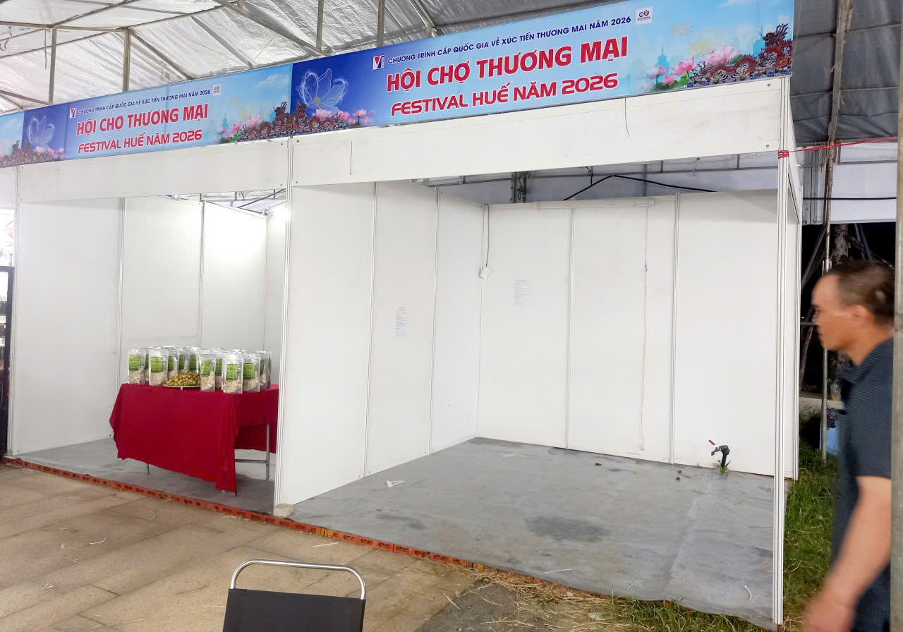 Kh&aacute; nhiều gian h&agrave;ng vắng sản phẩm