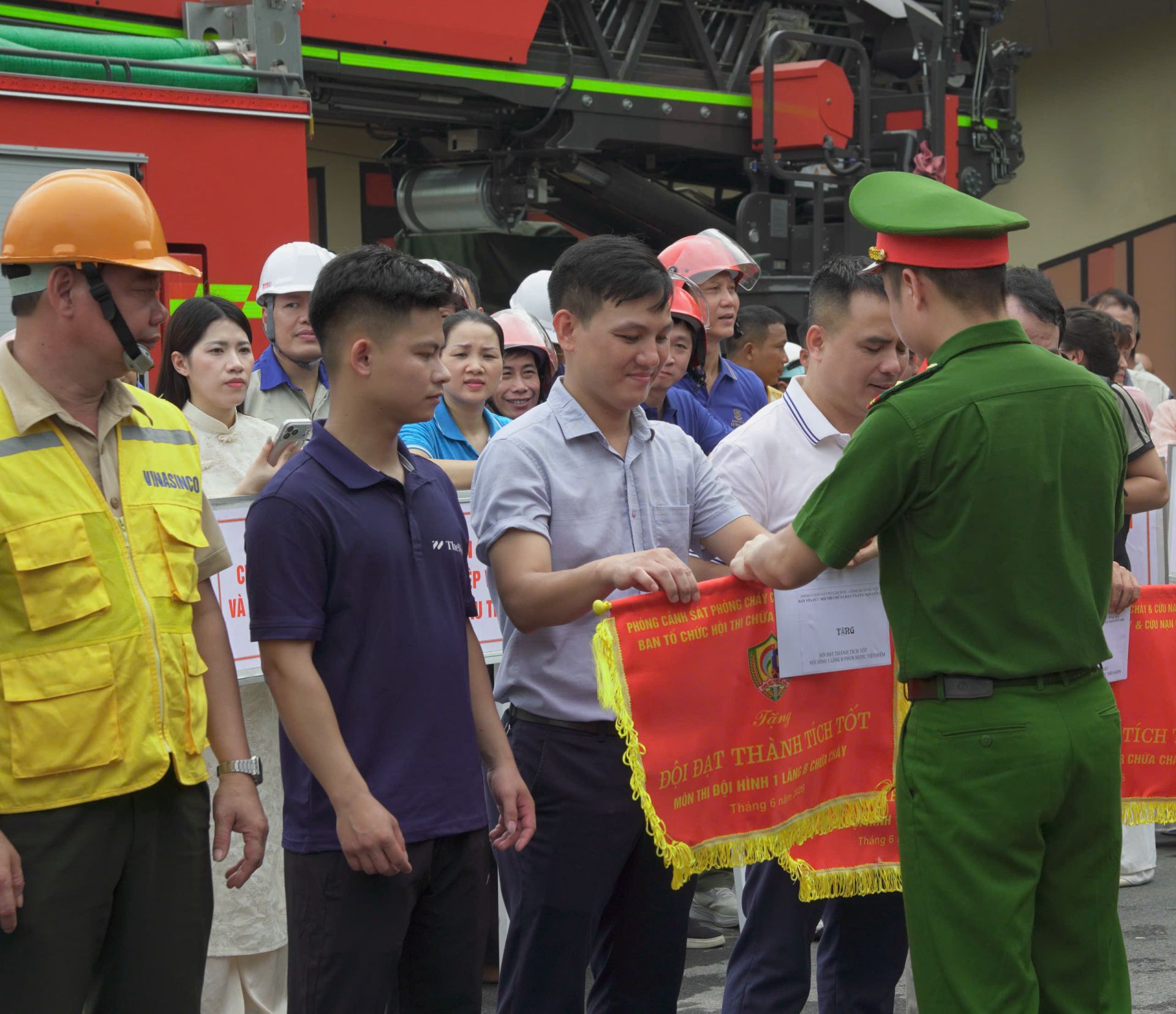 Ban tổ chức trao chứng nhận ghi nhận những nỗ lực v&agrave; tinh thần tham gia nghi&ecirc;m t&uacute;c của đội thi.