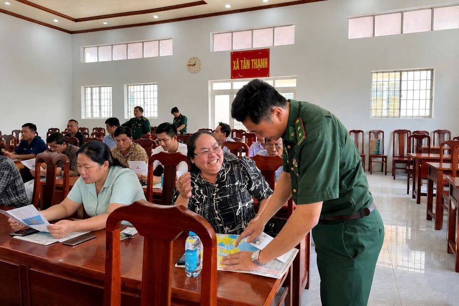Cán bộ Đồn Biên phòng Xẻo Nhàu phát tờ rơi tuyên truyền cho người dân. Cán bộ Đồn Biên phòng Xẻo Nhàu phát tờ rơi tuyên truyền cho người dân.