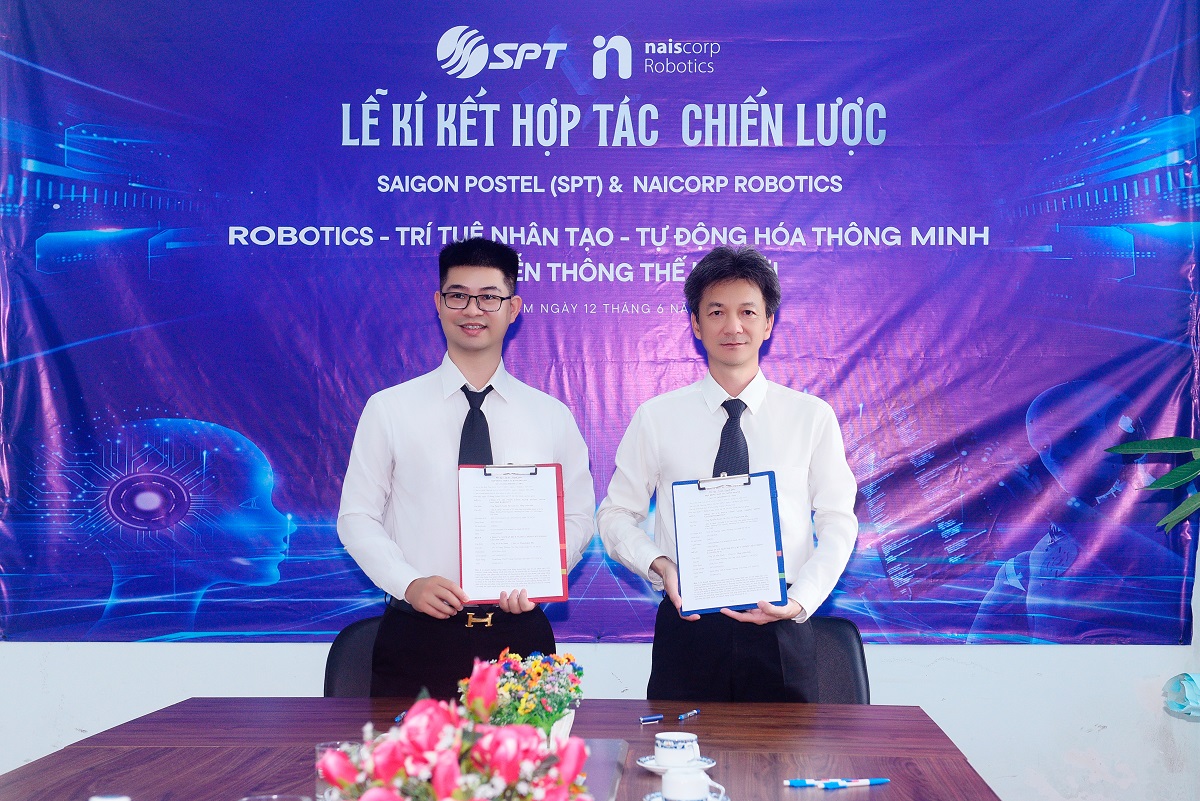 Đại diện l&atilde;nh đạo hai b&ecirc;n thực hiện nghi thức k&yacute; kết