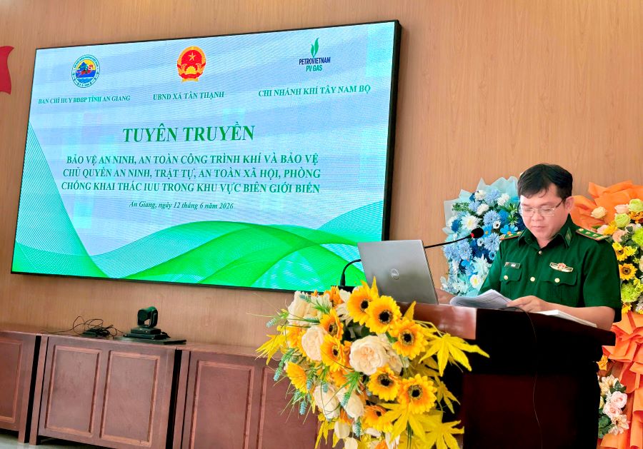 Cán bộ Đồn Biên phòng Xẻo Nhàu tuyên truyền các quy định về phòng, chống khai thác hải sản bất hợp pháp, không báo cáo và không theo quy định (IUU) cho người dân. Cán bộ Đồn Biên phòng Xẻo Nhàu tuyên truyền các quy định về phòng, chống khai thác hải sản bất hợp pháp, không báo cáo và không theo quy định (IUU) cho người dân.