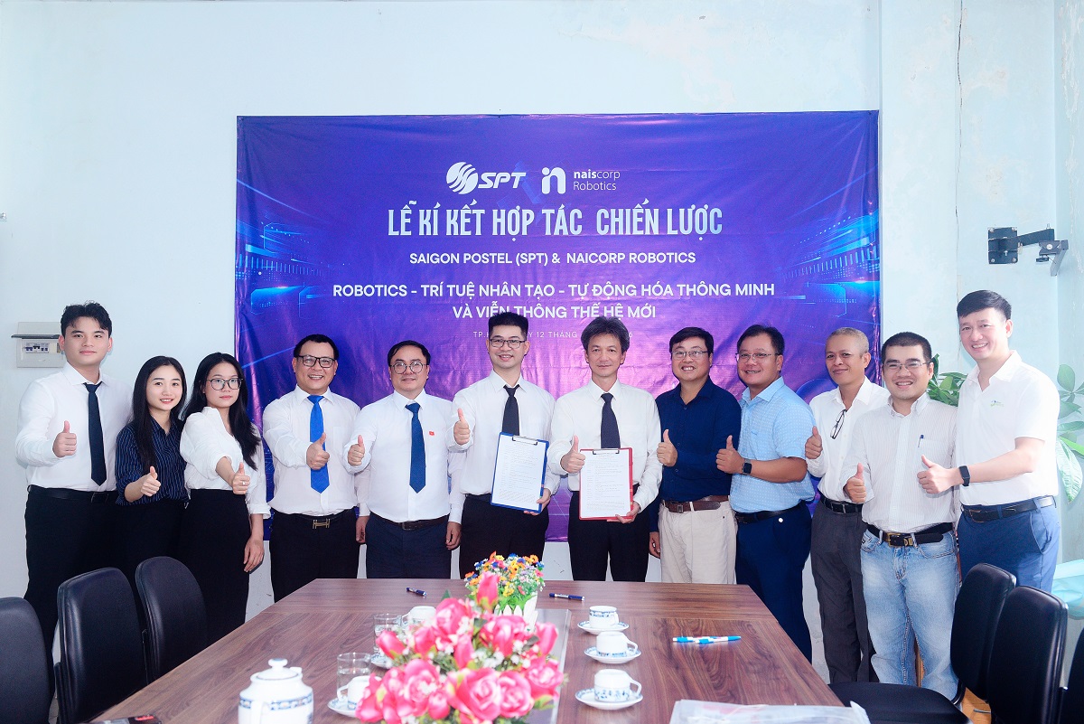 Đại biểu, kh&aacute;ch mời v&agrave; đại diện hai b&ecirc;n chụp ảnh lưu niệm