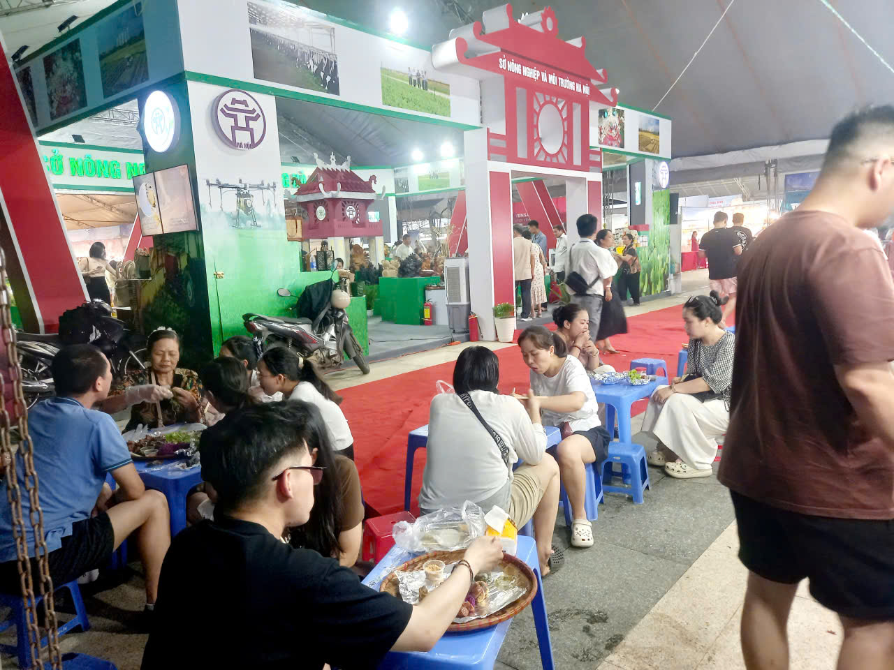 Gian h&agrave;ng của Thủ đ&ocirc; H&agrave; Nội bị h&agrave;ng qu&aacute;n tr&agrave;n ngập
