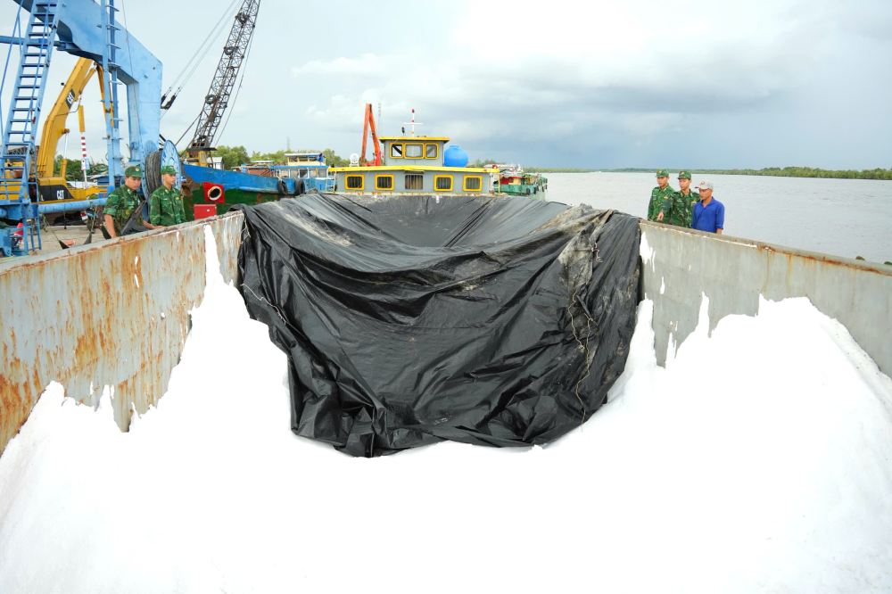 Cà Mau: Tạm giữ hơn 30 tấn phân urê không rõ nguồn gốc