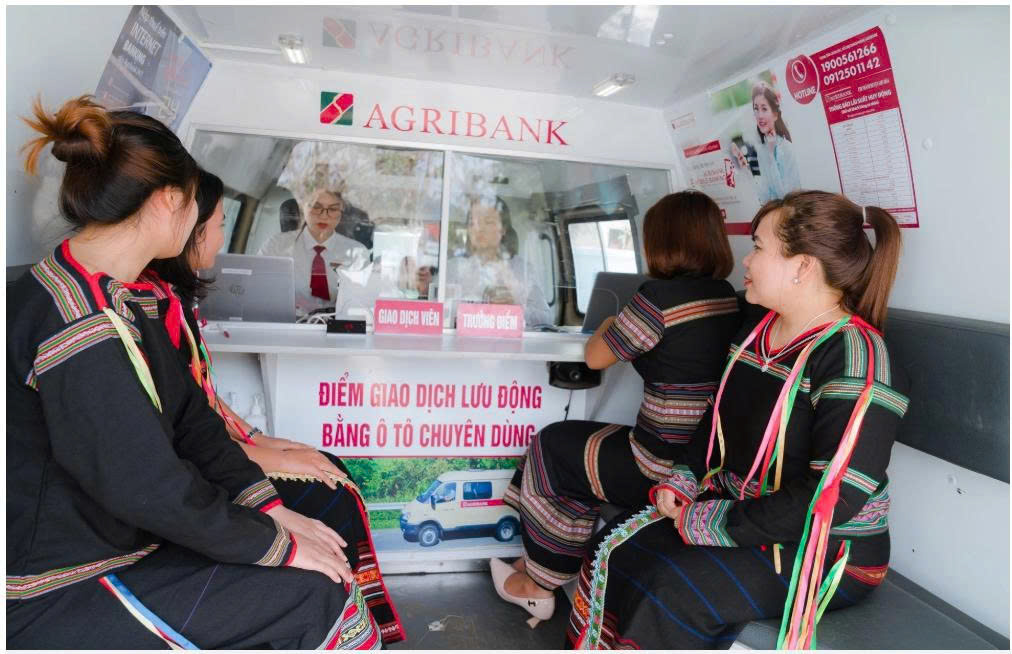 Agribank mở c&aacute;c điểm giao dịch ng&acirc;n h&agrave;ng lưu động phục vụ đồng b&agrave;o v&ugrave;ng s&acirc;u, v&ugrave;ng xa