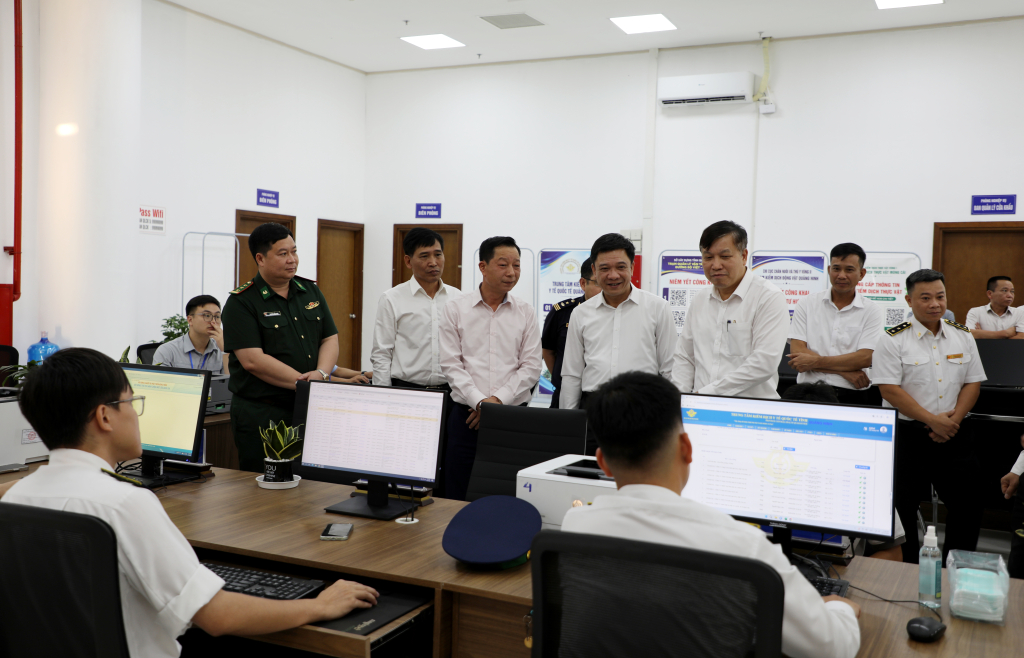 Các đại biểu tham quan khu vực tiếp nhận, giải quyết TTHC tập trung tại khu vực Bắc Luân II Các đại biểu tham quan khu vực tiếp nhận, giải quyết TTHC tập trung tại khu vực Bắc Luân II