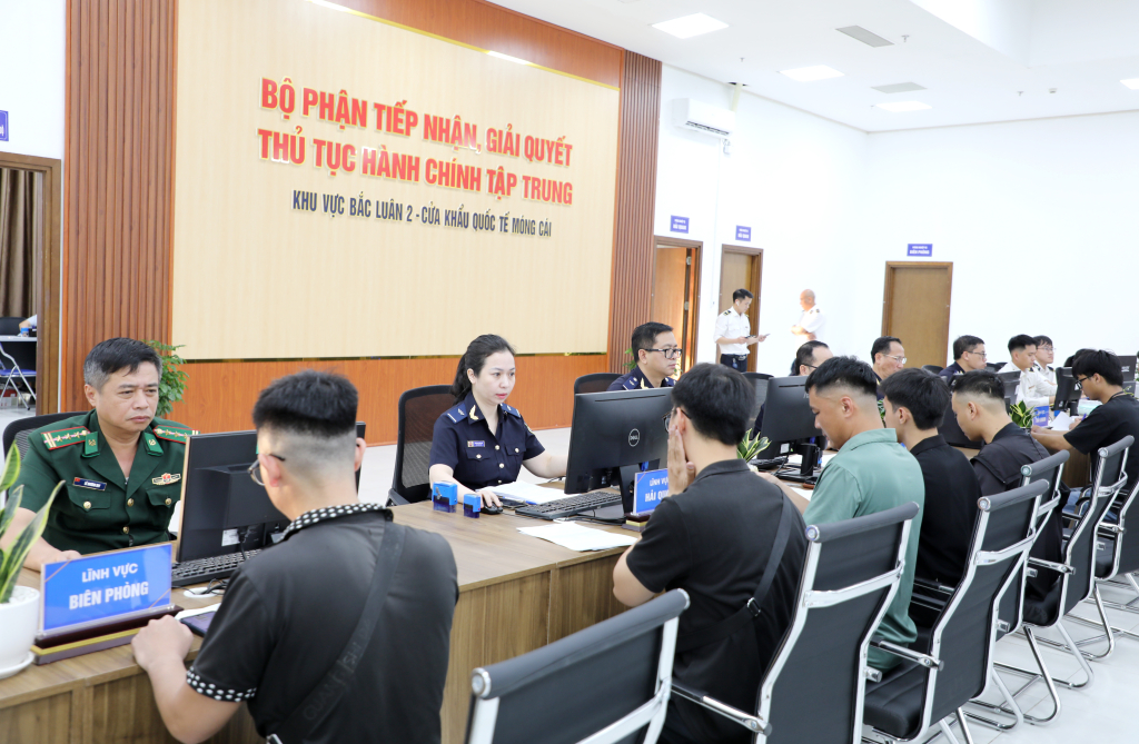 Nhiều doanh nghiệp đã đến giải quyết TTHC tại Bộ phận tiếp nhận, giải quyết TTHC tập trung tại khu vực Bắc Luân II trong ngày khai trương Nhiều doanh nghiệp đã đến giải quyết TTHC tại Bộ phận tiếp nhận, giải quyết TTHC tập trung tại khu vực Bắc Luân II trong ngày khai trương