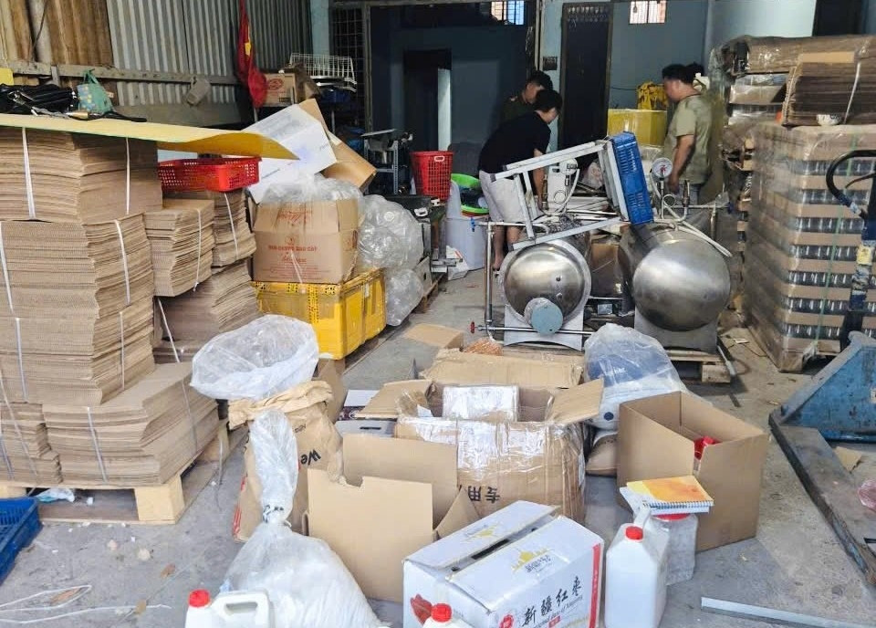 Khu b&ecirc;n trong xưởng sản xuất yến giả. C&aacute;c loại nguy&ecirc;n liệu d&ugrave;ng để sản xuất yến giả. Ảnh: CACC