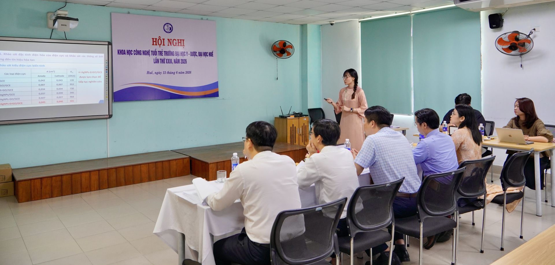 Một nh&agrave; khoa học trẻ b&aacute;o c&aacute;o tại hội nghị
