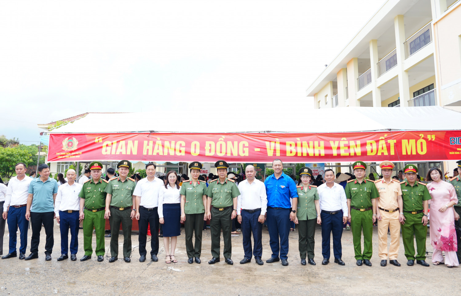 Công an Quảng Ninh tổ chức “Gian hàng 0 đồng - Vì bình yên Đất Mỏ” và ra quân Chiến dịch Thanh niên tình nguyện hè năm 2026