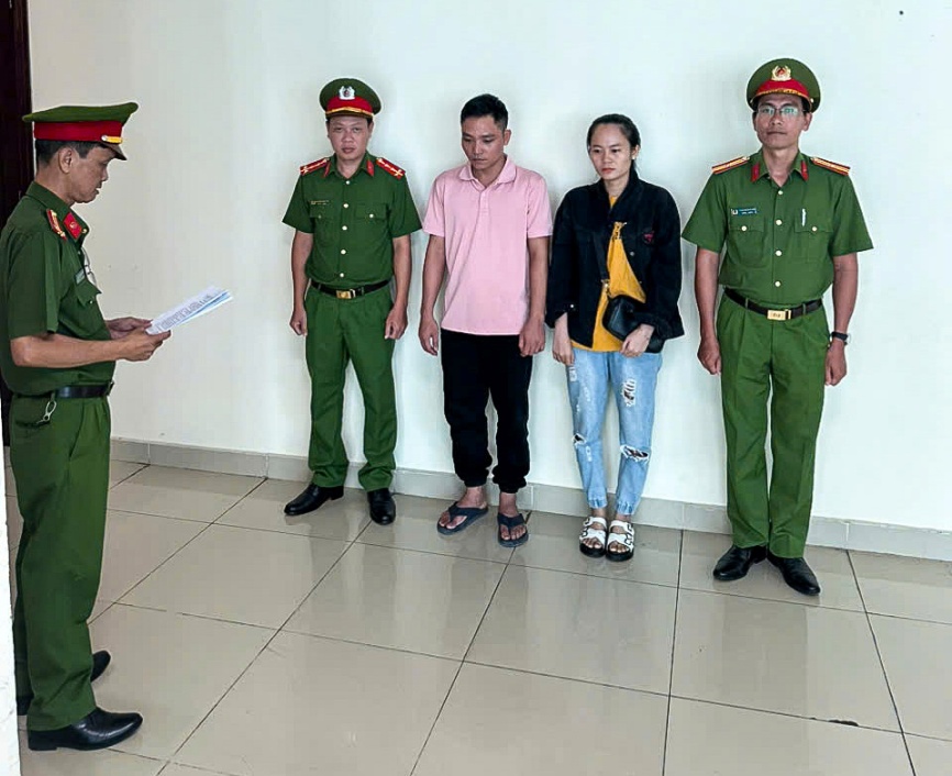 Lực lượng chức năng tống đạt quyết định khởi tố và thực hiện Lệnh bắt tạm giam đối với Nguyễn Văn Thiệt, khởi tố bị can, cấm đi khỏi nơi cư trú đối với Trần Thị Triệu Lực lượng chức năng tống đạt quyết định khởi tố và thực hiện Lệnh bắt tạm giam đối với Nguyễn Văn Thiệt, khởi tố bị can, cấm đi khỏi nơi cư trú đối với Trần Thị Triệu