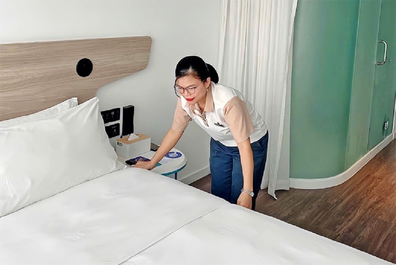 Nh&acirc;n vi&ecirc;n kh&aacute;ch sạn SOJO, x&atilde; Mai Pha, th&agrave;nh phố Lạng Sơn chỉnh trang ph&ograve;ng nghỉ trước khi đ&oacute;n kh&aacute;ch