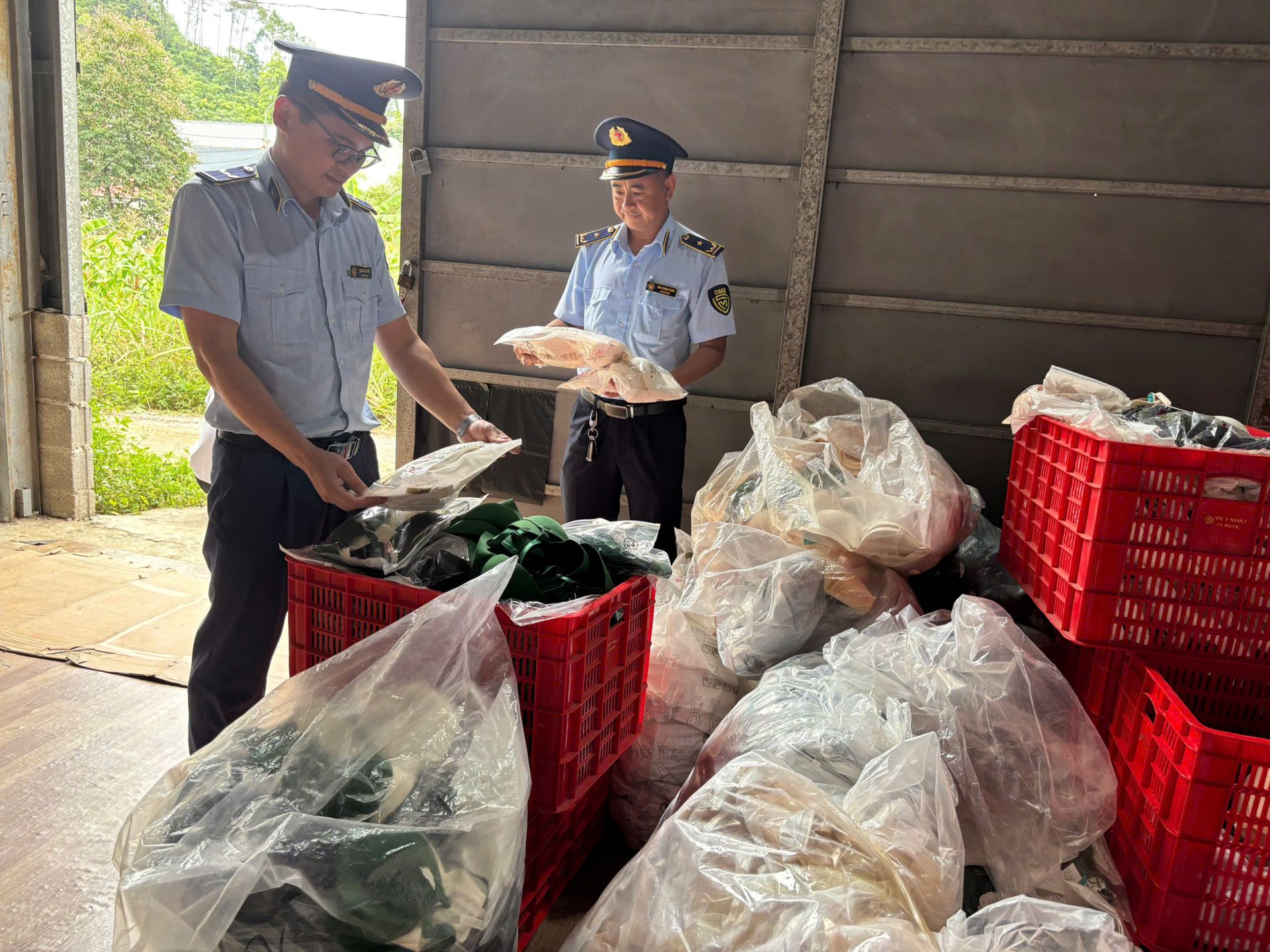Lạng Sơn: Phát hiện, xử lý hơn 7.000 áo lót phụ nữ có dấu hiệu nhập lậu