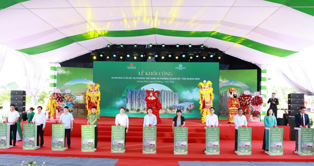 Các đại biểu bấm nút khởi công dự án Các đại biểu bấm nút khởi công dự án