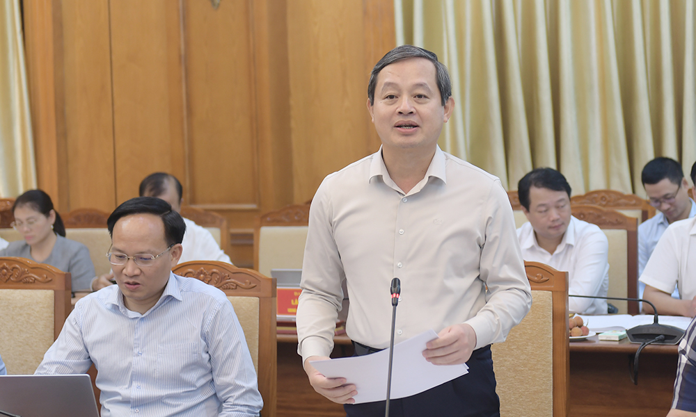 Chủ tịch UBND tỉnh Phạm Hoàng Sơn trao đổi một số nội dung liên quan đến việc triển khai các dự án. Chủ tịch UBND tỉnh Phạm Hoàng Sơn trao đổi một số nội dung liên quan đến việc triển khai các dự án.