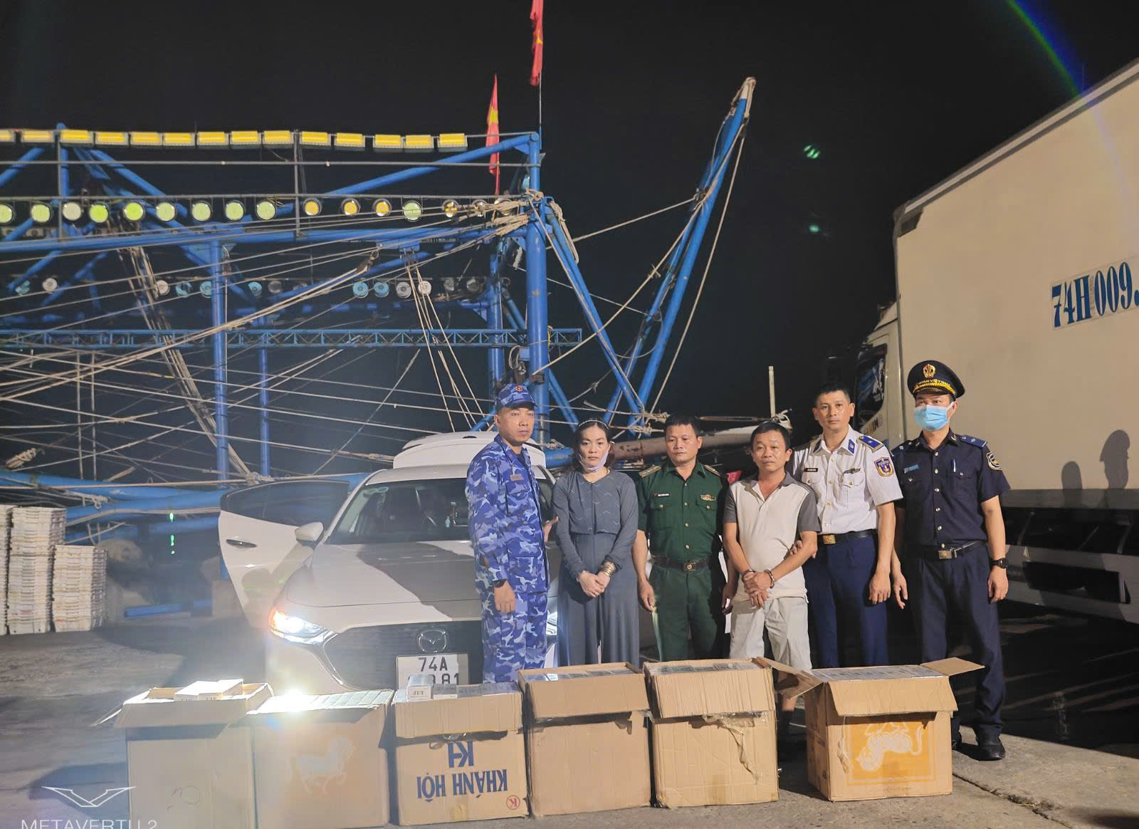 Cảnh sát biển bắt giữ 2 đối tượng vận chuyển 3.000 bao thuốc lá ngoại nhập lậu