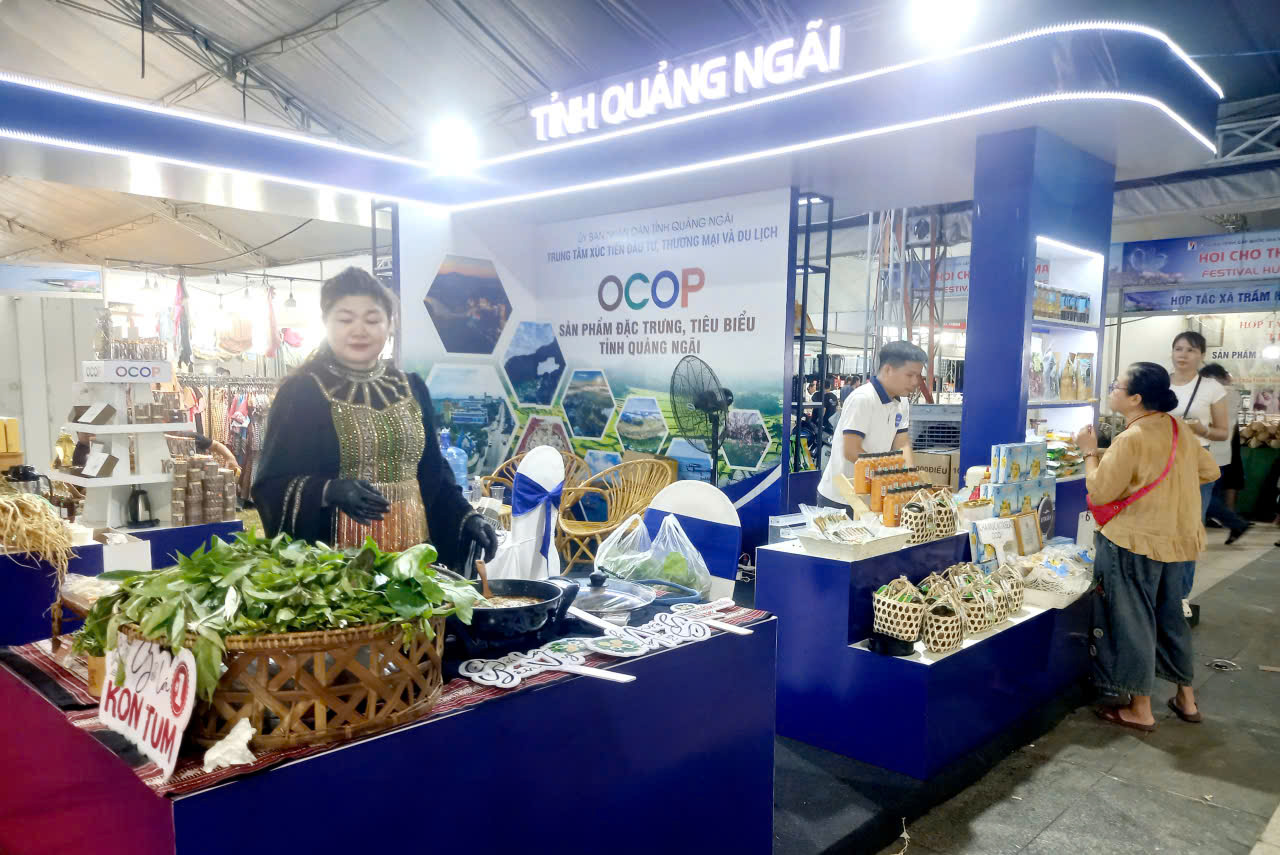Tỉnh Quảng Ng&atilde;i tham gia hội chợ