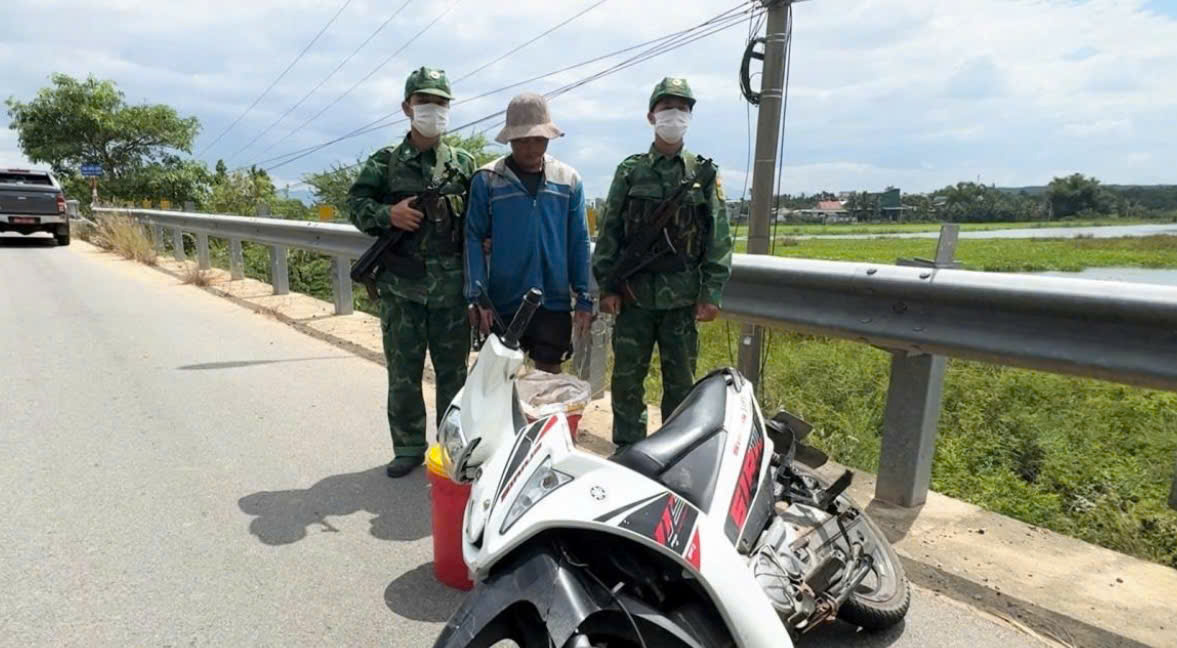 &Ocirc;ng Nguyễn Hữu Nh&acirc;n bị lực lượng chức năng bắt giữ c&ugrave;ng tang vật.