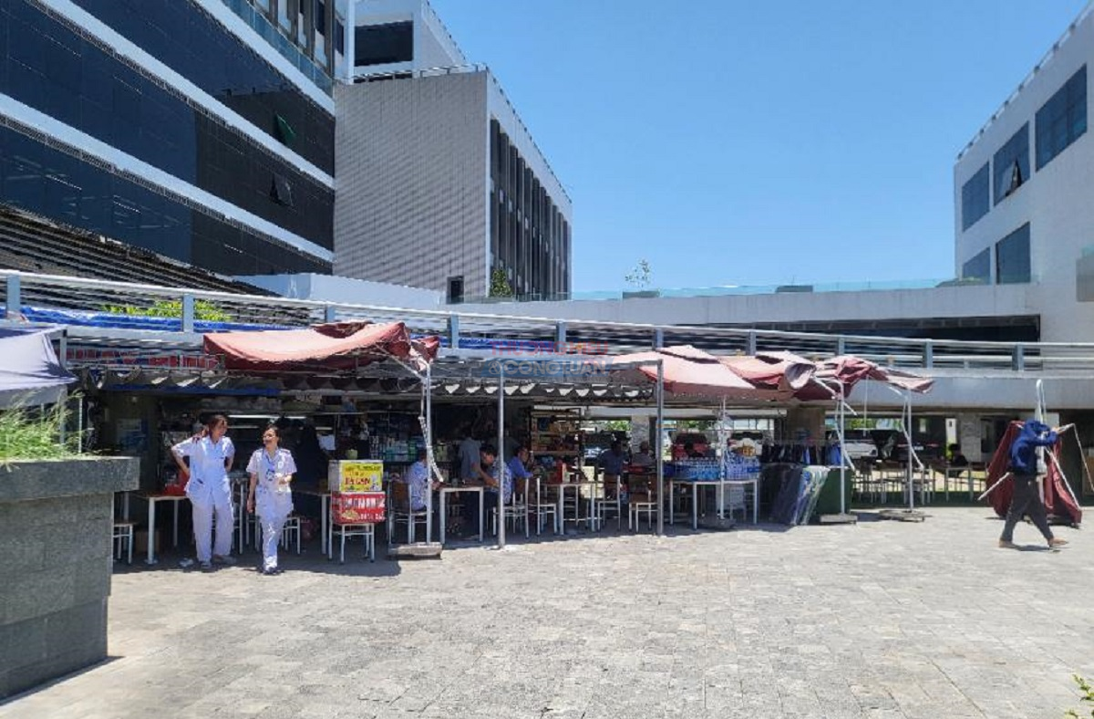 Căng tin dựng bằng bạt phía sau Bệnh viện Căng tin dựng bằng bạt phía sau Bệnh viện