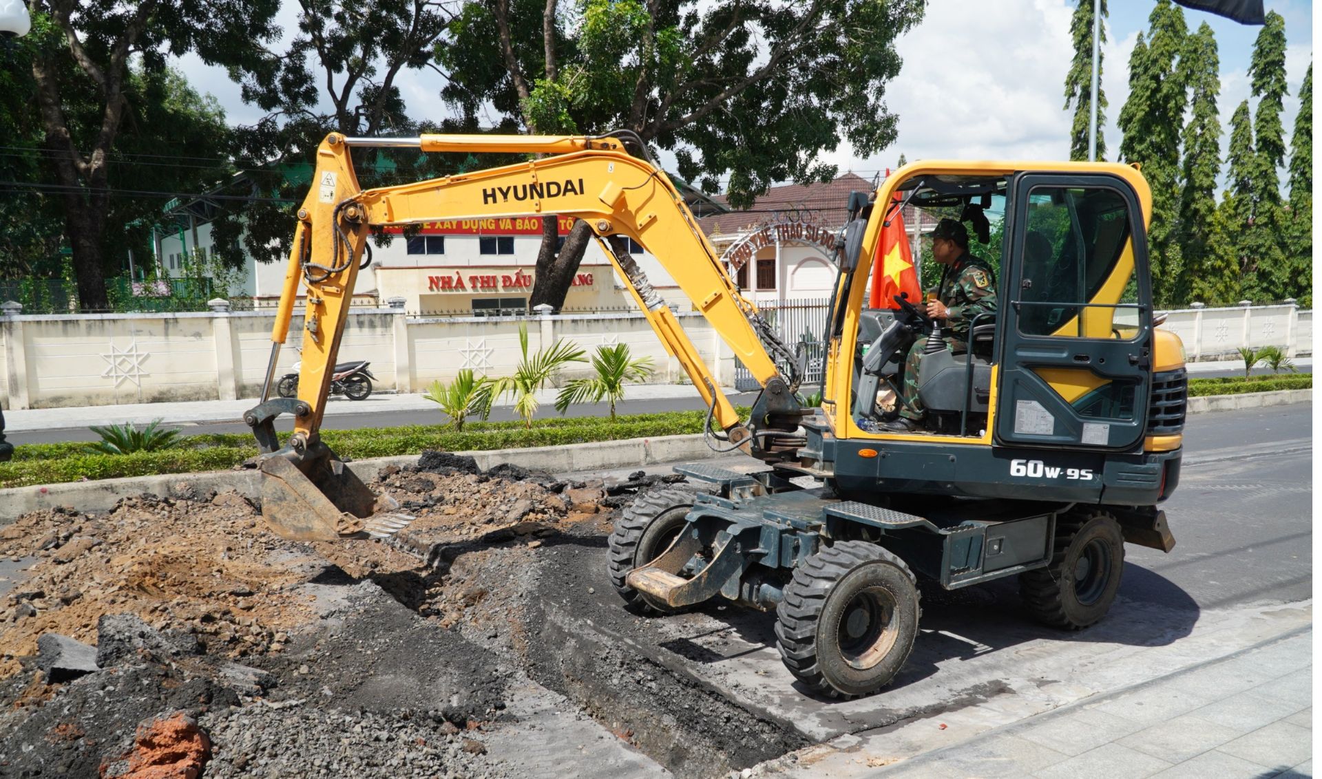 Tiến hành đào rãnh ngang thăm dò đầu tiên trên đường Trường Chinh. Ảnh: Báo Quảng Ngãi Tiến hành đào rãnh ngang thăm dò đầu tiên trên đường Trường Chinh. Ảnh: Báo Quảng Ngãi