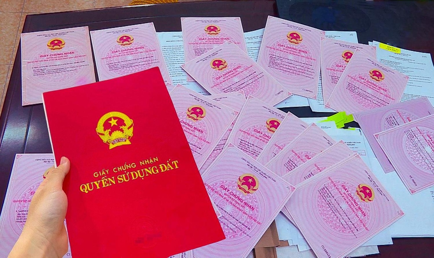 Quyền thừa kế nhà đất và nghĩa vụ trả nợ ngân hàng khi người đứng tên sổ đỏ qua đời