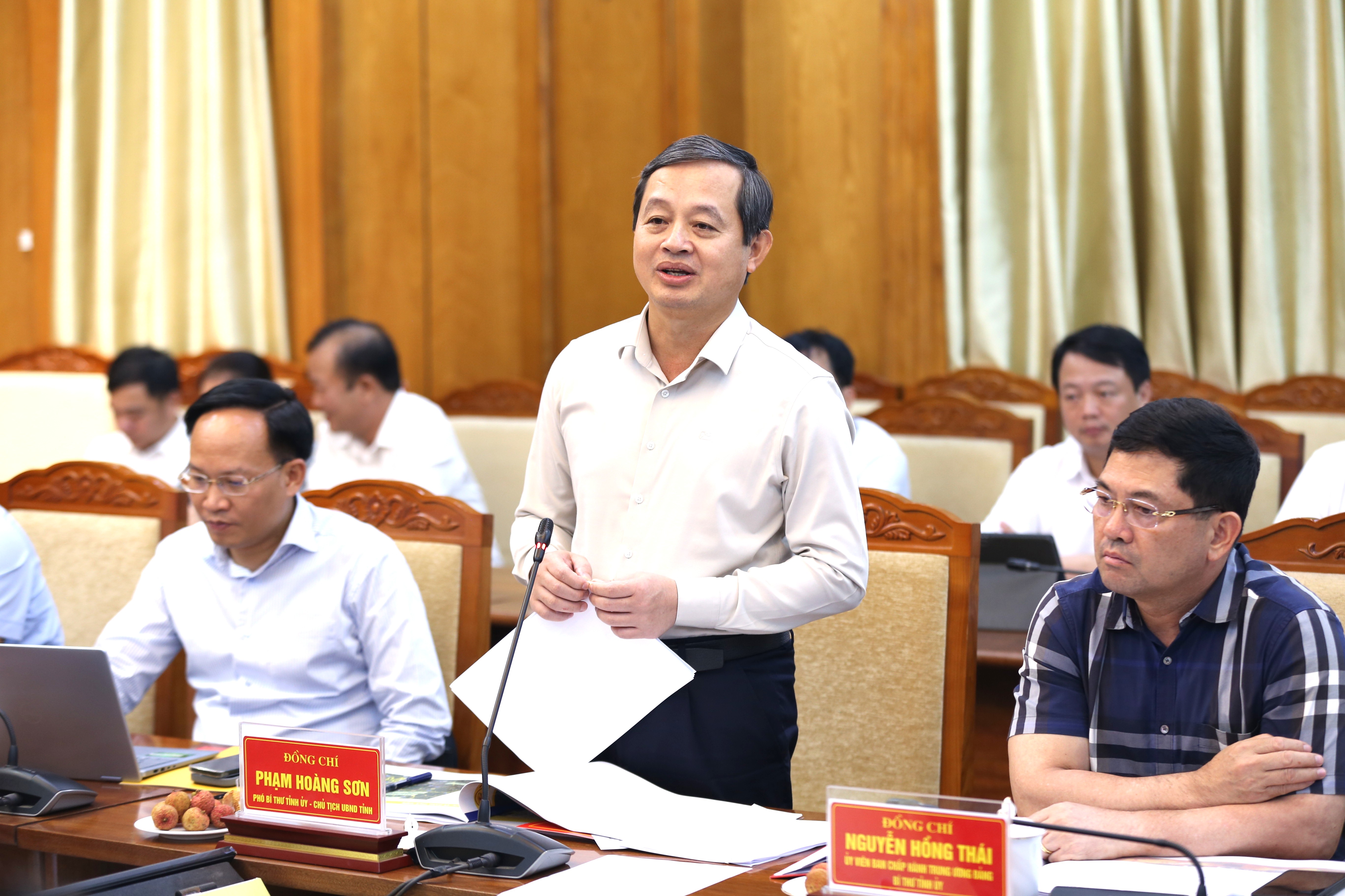 Chủ tịch UBND tỉnh Bắc Ninh Phạm Ho&agrave;ng Sơn&nbsp;ph&aacute;t biểu tại buổi l&agrave;m việc.