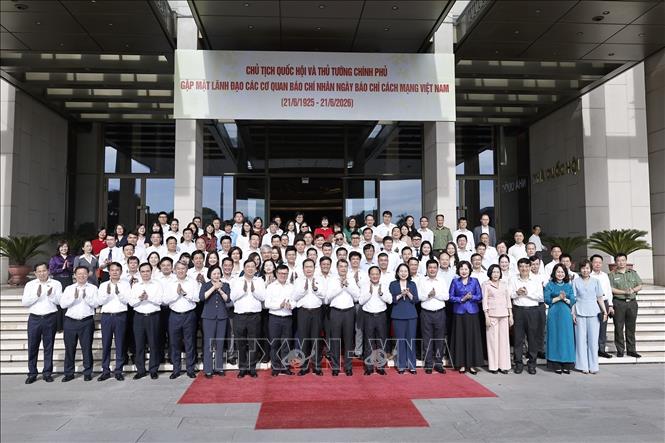 Thủ tướng Ch&iacute;nh phủ L&ecirc; Minh Hưng v&agrave; Chủ tịch Quốc hội Trần Thanh Mẫn c&ugrave;ng c&aacute;c đại biểu chụp ảnh chung. Ảnh: Do&atilde;n Tấn/TTXVN
