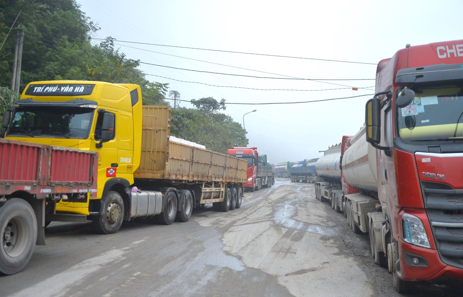 Phương tiện vận tải xuất nhập cảnh qua Cửa khẩu quốc tế Nậm Cắn (Nghệ An). Ảnh: Văn Trường Phương tiện vận tải xuất nhập cảnh qua Cửa khẩu quốc tế Nậm Cắn (Nghệ An). Ảnh: Văn Trường