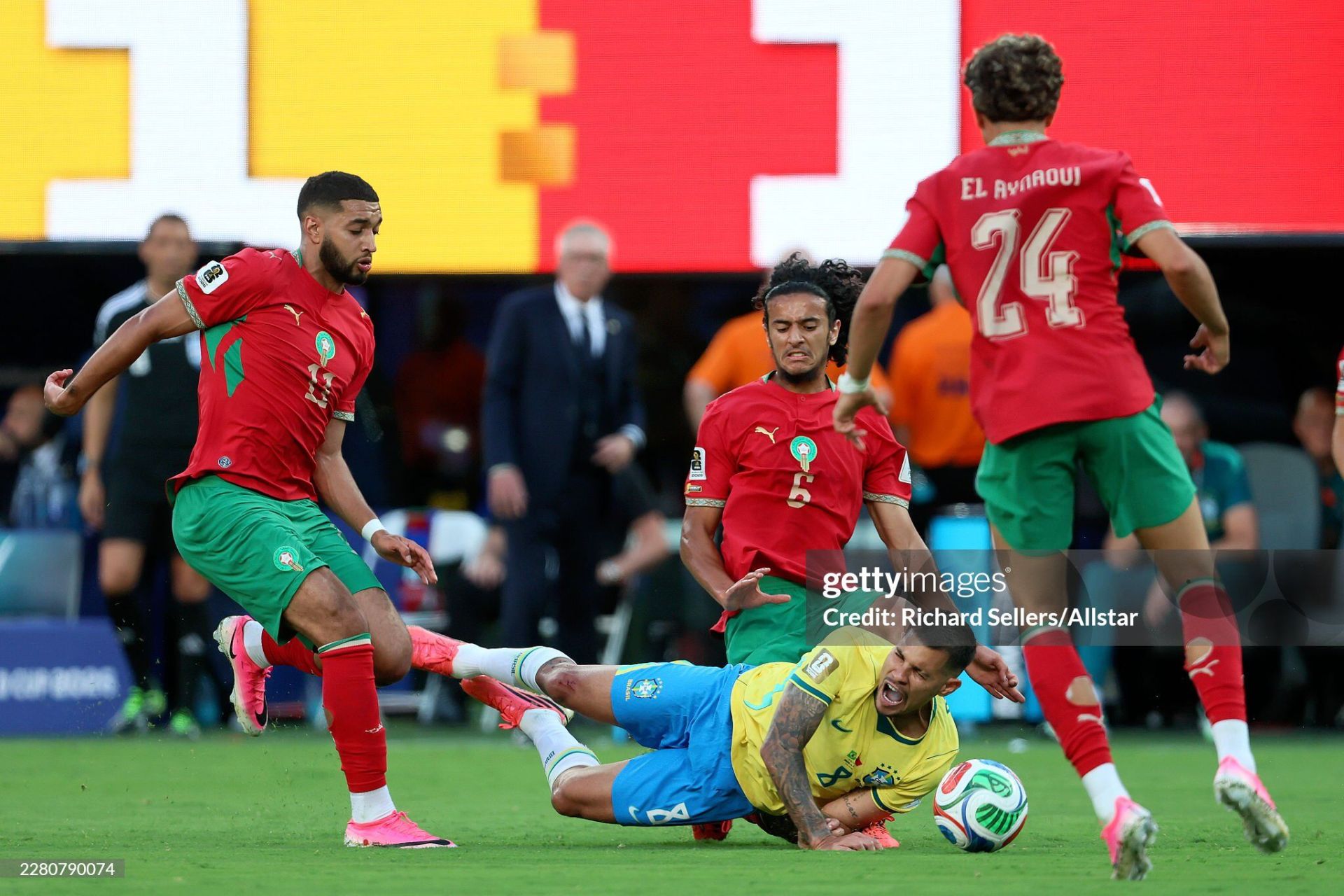 Brazil (áo vàng) chơi không tốt trong trận ra quân với Morocco Brazil (áo vàng) chơi không tốt trong trận ra quân với Morocco