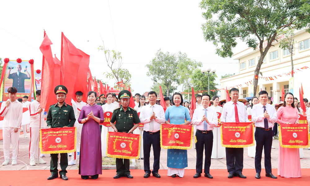 L&atilde;nh đạo tỉnh v&agrave; Ban tổ chức trao cờ lưu niệm cho c&aacute;c đo&agrave;n tham gia Đại hội.