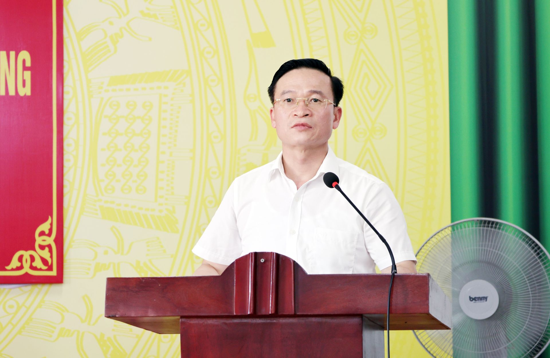 Chủ tịch UBND phường Lê Xuân Hồng phát biểu tại hội nghị. Chủ tịch UBND phường Lê Xuân Hồng phát biểu tại hội nghị.