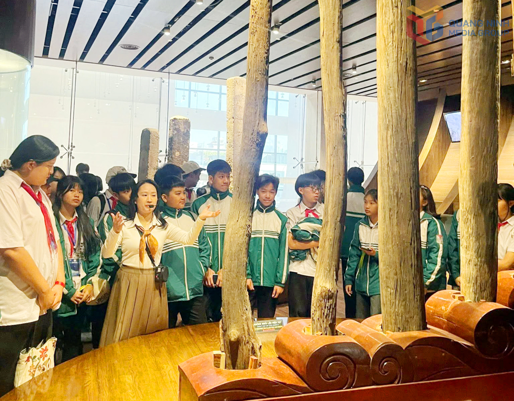 Học sinh Trường TH-THCS Hà Tu trải nghiệm giờ học về truyền thống lịch sử ở Bảo tàng - Thư viện Quảng Ninh (tháng 11/2025). Học sinh Trường TH-THCS Hà Tu trải nghiệm giờ học về truyền thống lịch sử ở Bảo tàng - Thư viện Quảng Ninh (tháng 11/2025).