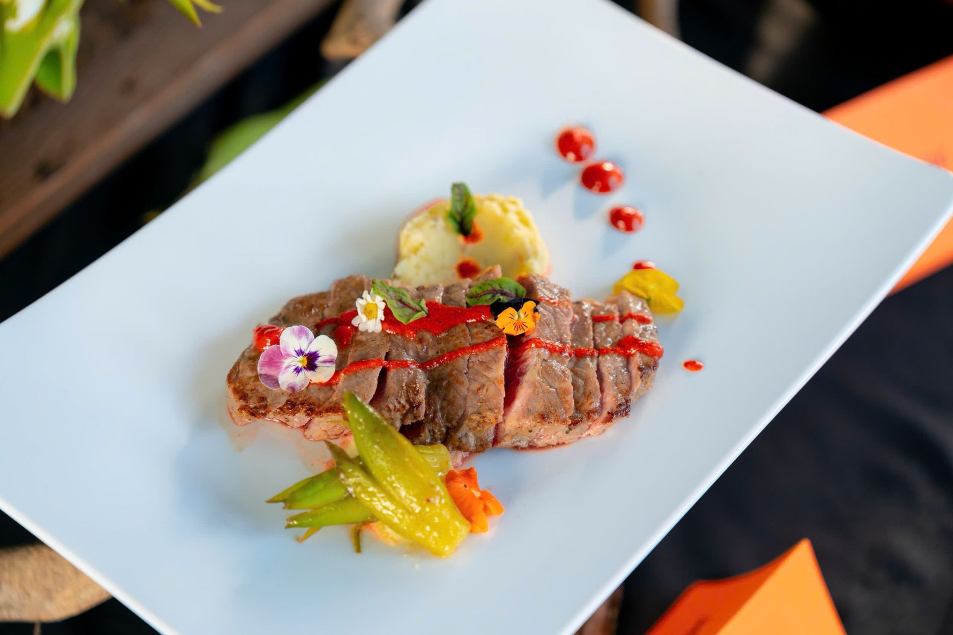 Một dĩa beefsteak dùng nước sốt thanh long thay cho các loại sốt truyền thống, là cách kể câu chuyện mới cho điểm đến. Một dĩa beefsteak dùng nước sốt thanh long thay cho các loại sốt truyền thống, là cách kể câu chuyện mới cho điểm đến.