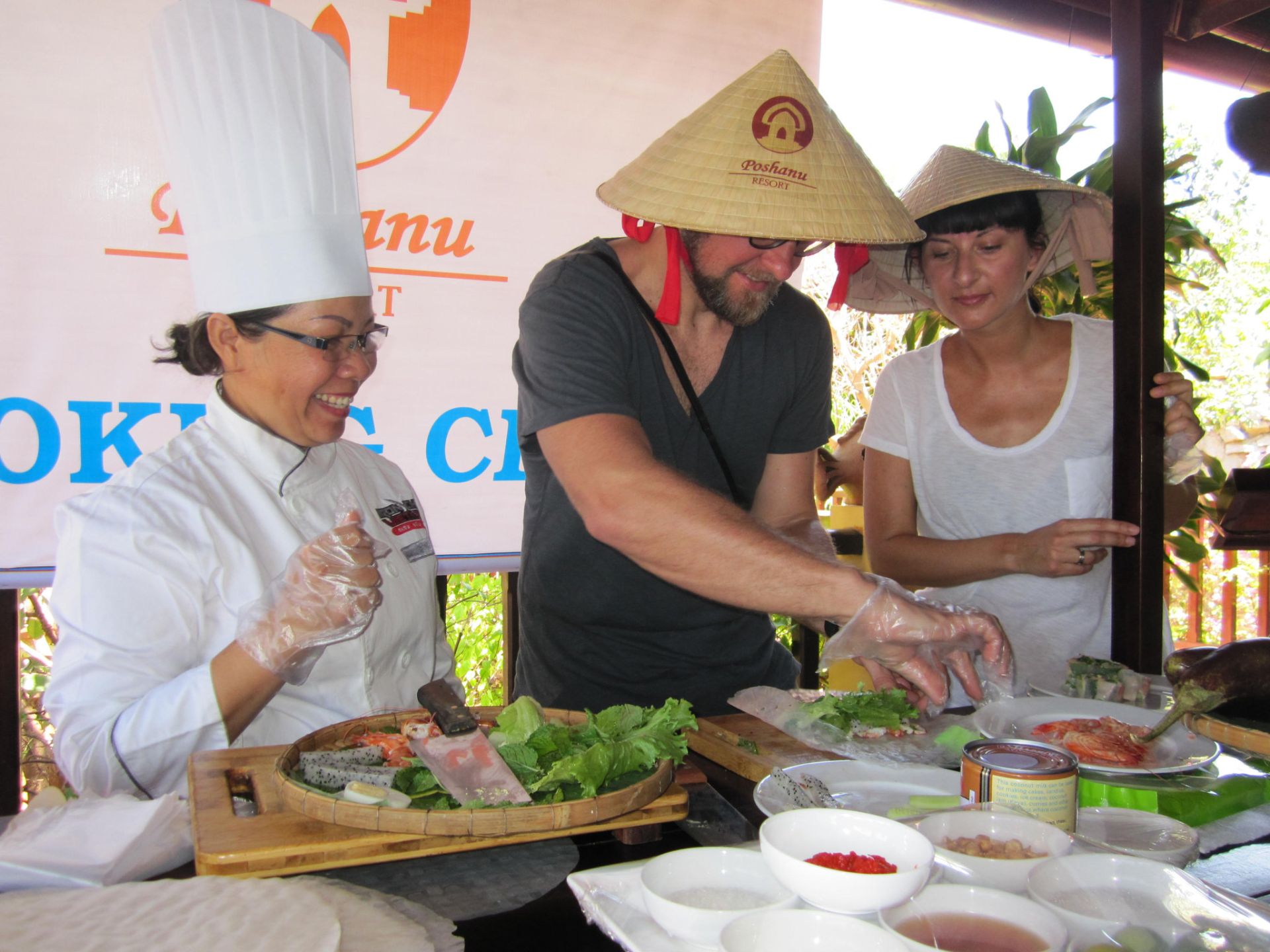 Nhiều cơ sở du lịch còn tổ chức các hoạt động trải nghiệm như hướng dẫn du khách chế biến món ăn truyền thống. Nhiều cơ sở du lịch còn tổ chức các hoạt động trải nghiệm như hướng dẫn du khách chế biến món ăn truyền thống.