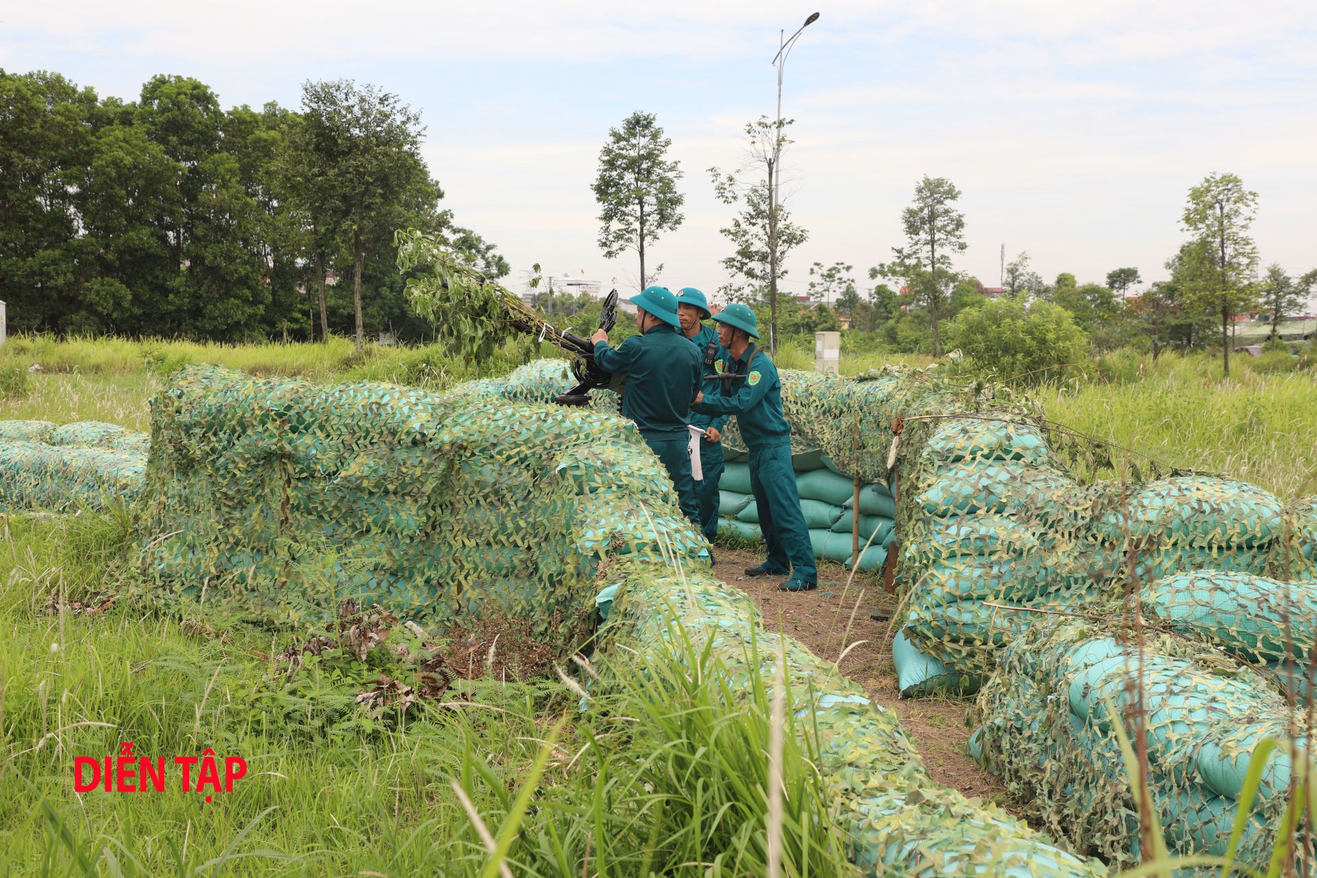 Trung đội Pháo phòng không 12,7 ly đánh địch tiến công bằng đường không vào địa bàn. Trung đội Pháo phòng không 12,7 ly đánh địch tiến công bằng đường không vào địa bàn.