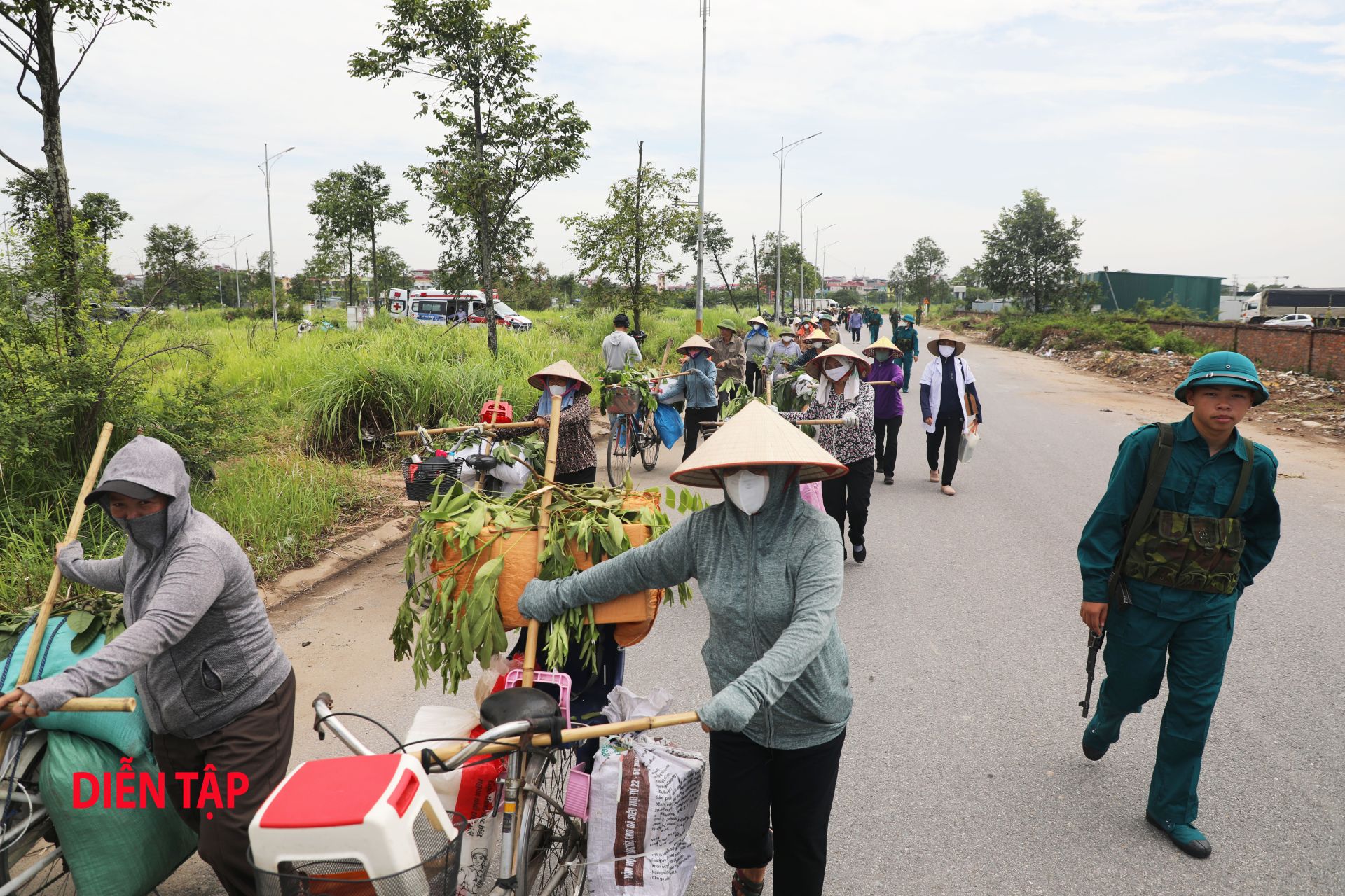 Thực binh sơ sơ tán nhân dân ra khỏi vùng bị địch bắn phá. Thực binh sơ sơ tán nhân dân ra khỏi vùng bị địch bắn phá.