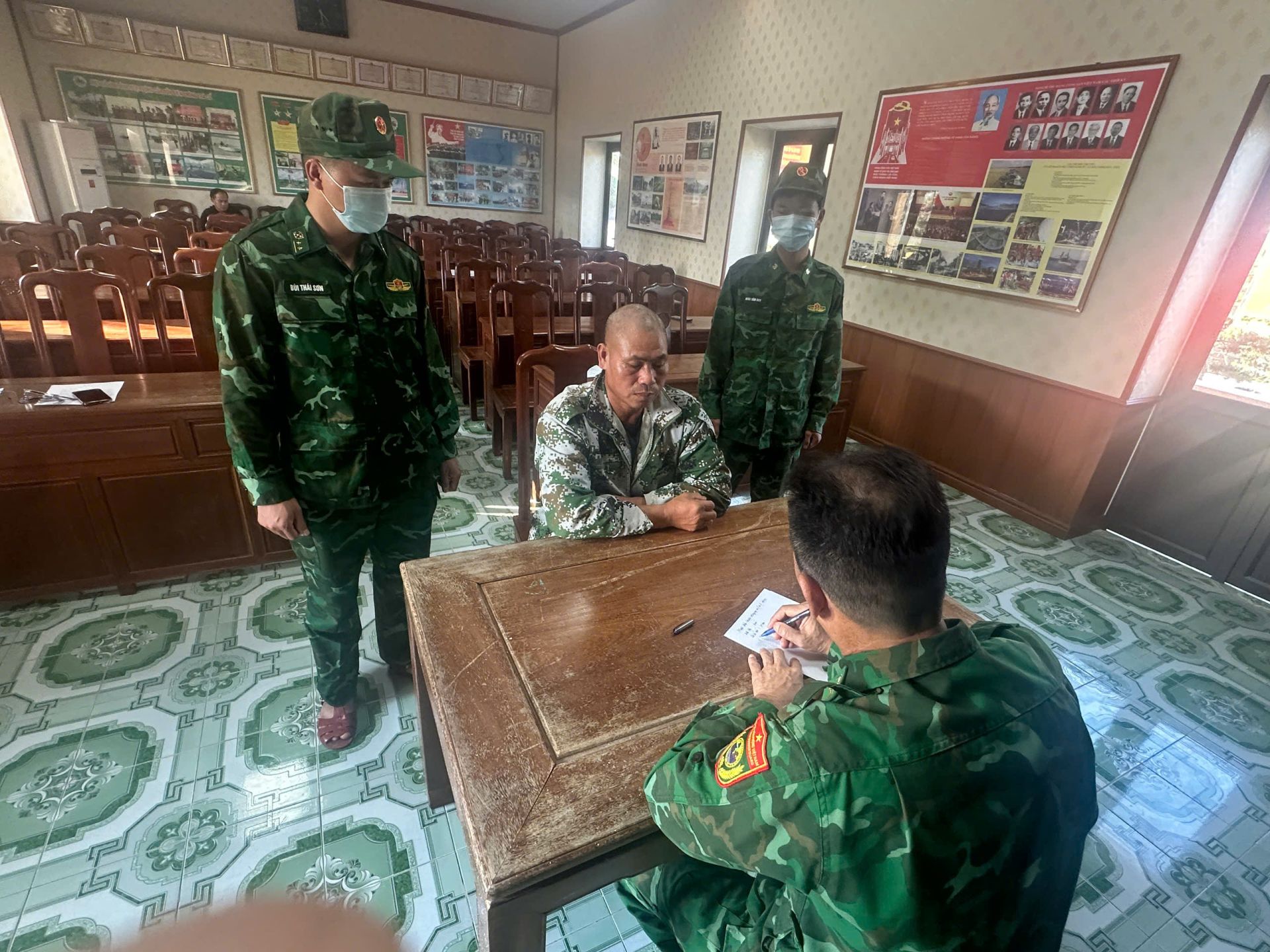 Đối tượng MAI YAO ZE làm việc với lực lượng chức năng sau khi bị phát hiện vận chuyển gần 900kg ngao hai cùi không rõ nguồn gốc. Đối tượng MAI YAO ZE làm việc với lực lượng chức năng sau khi bị phát hiện vận chuyển gần 900kg ngao hai cùi không rõ nguồn gốc.