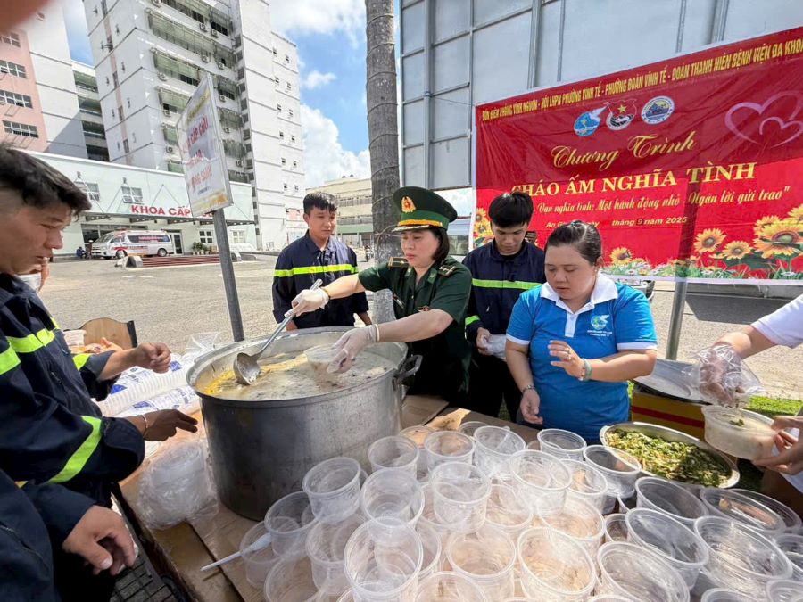 Đồn Biên phòng Vĩnh Ngươn lan tỏa nghĩa tình từ những bát cháo nóng