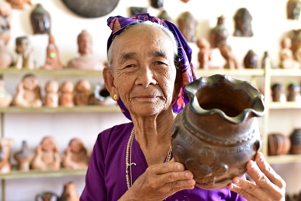 Nghệ nh&acirc;n l&agrave;m gốm tại l&agrave;ng gốm B&agrave;u Tr&uacute;c