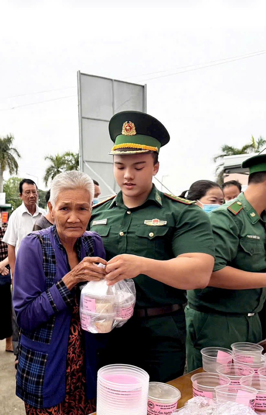 Hoạt động hướng đến các đối tượng yếu thế như người nghèo, người cao tuổi và đồng bào dân tộc thiểu số đến từ khu vực biên giới đang điều trị tại bệnh viện. Hoạt động hướng đến các đối tượng yếu thế như người nghèo, người cao tuổi và đồng bào dân tộc thiểu số đến từ khu vực biên giới đang điều trị tại bệnh viện.