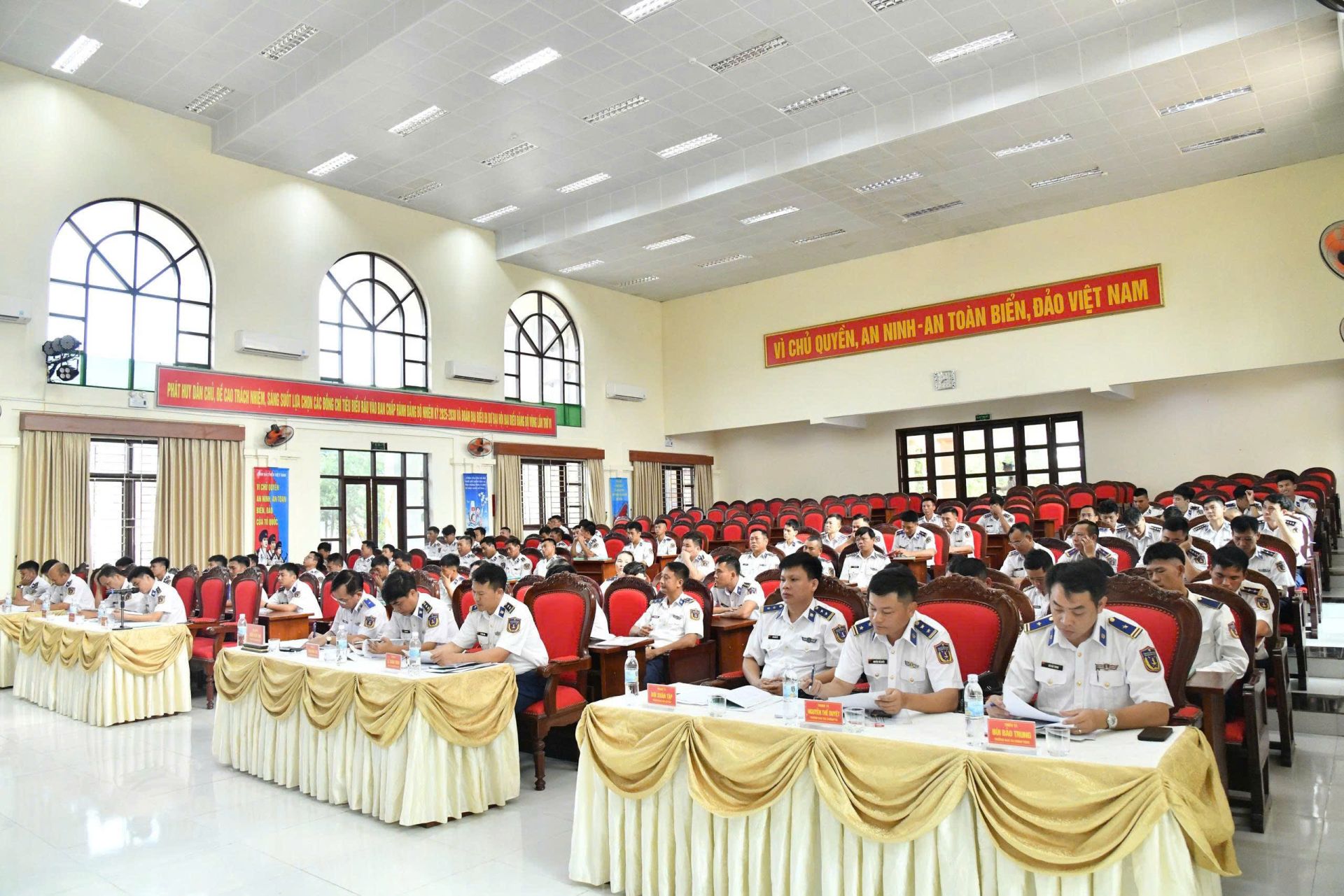Đại biểu đoàn công tác Bộ Tư lệnh Vùng Cảnh sát biển 1 và cán bộ, chiến sĩ Hải đội 102 tham dự Hội nghị Đại biểu đoàn công tác Bộ Tư lệnh Vùng Cảnh sát biển 1 và cán bộ, chiến sĩ Hải đội 102 tham dự Hội nghị