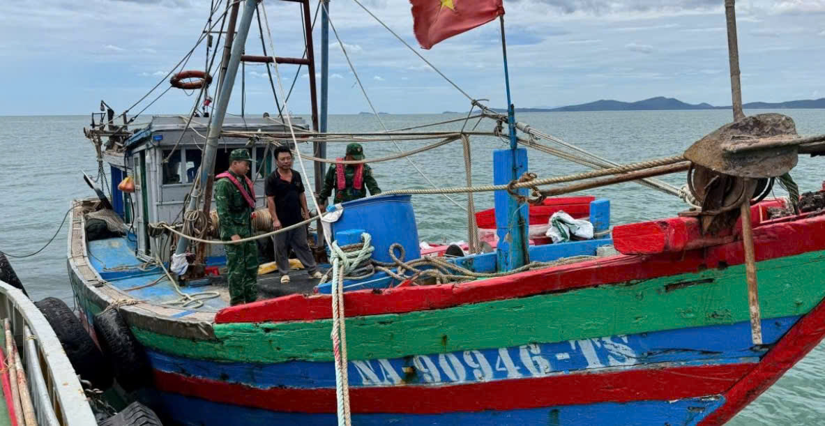Phát hiện tàu vận chuyển 10.000 lít dầu không rõ nguồn gốc, bắt giữ thêm 3 vụ vi phạm thủy sản