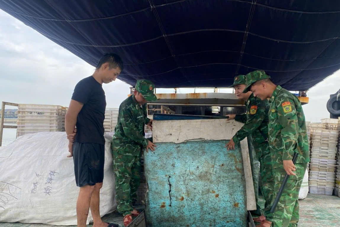 Tổ tuần tra, kiểm so&aacute;t Hải đo&agrave;n Bi&ecirc;n ph&ograve;ng 38 kiểm tra khoang chứa nhi&ecirc;n liệu tr&ecirc;n phương tiện vi phạm.