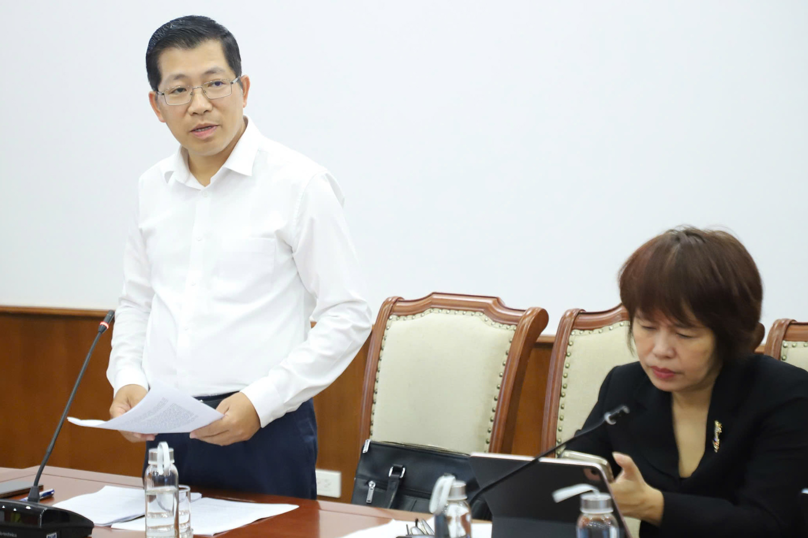Cục trưởng Cục B&aacute;o ch&iacute; Lưu Đ&igrave;nh Ph&uacute;c ph&aacute;t biểu tại Hội thảo.