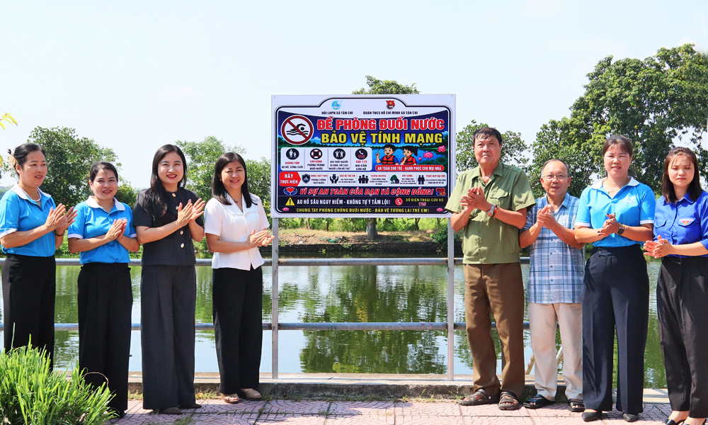 Hội phụ nữ xã Tân Chi gắn biển cảnh báo phòng chống đuối nước tại thôn Nội Viên (xã Tân Chi). Hội phụ nữ xã Tân Chi gắn biển cảnh báo phòng chống đuối nước tại thôn Nội Viên (xã Tân Chi).