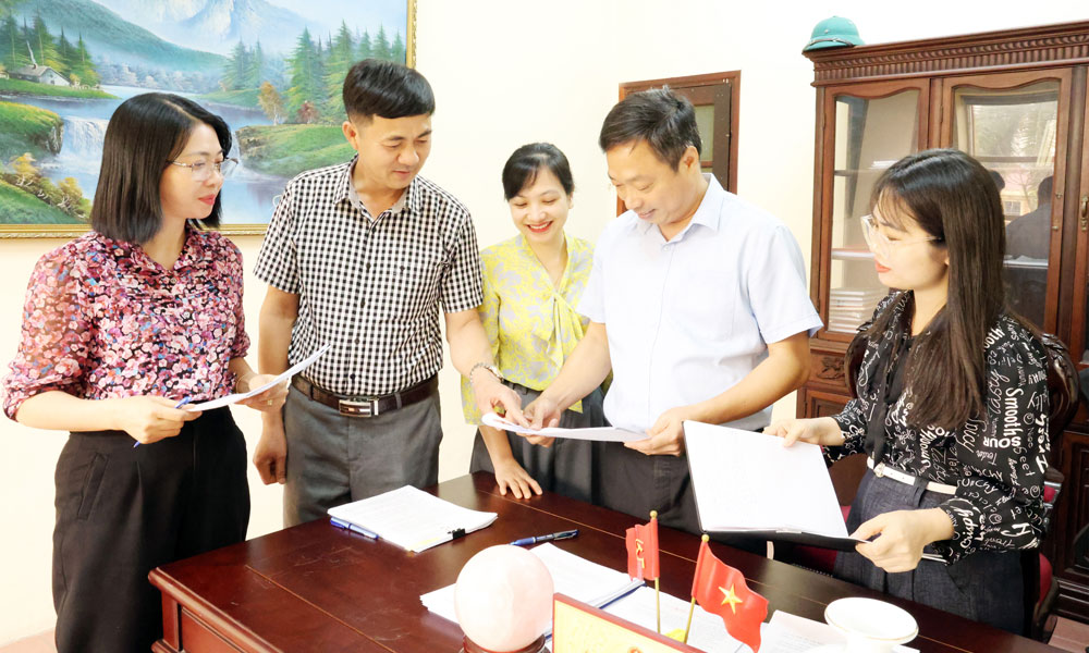 Cán bộ, chuyên viên Phòng Văn hóa - Xã hội phường Quế Võ lên kế hoạch tuyên truyền về sắp xếp tổ dân phố. Cán bộ, chuyên viên Phòng Văn hóa - Xã hội phường Quế Võ lên kế hoạch tuyên truyền về sắp xếp tổ dân phố.